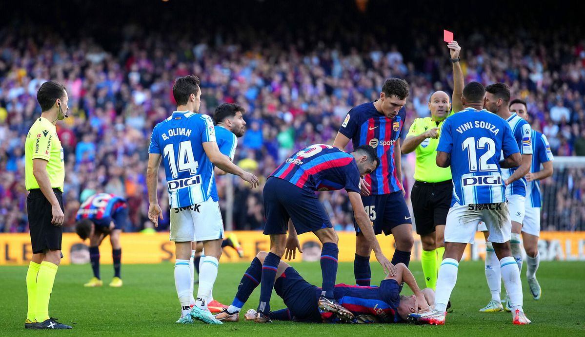 🎥 | Scheids Lahoz eist hoofdrol op bij verhitte Barcelona-derby: 15 (!) gele, 2 rode kaarten