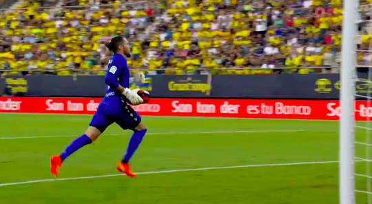 🎥 | Levensredder! Cadiz-keeper spurt met EHBO-kit naar rampplek op tribune