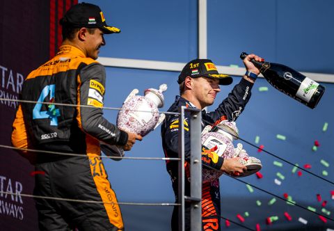 🎥 | Lando Norris molt door champagneritueel de trofee van Max Verstappen