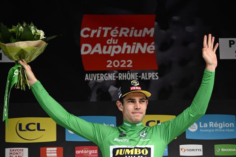 Wout van Aert plaagt Alberto Bettiol na zelfde foutje: 'Geef de fakkel met veel plezier aan hem door'