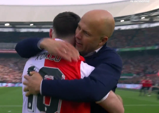 🎥 | Prachtige omhelzing emotionele Orkun Kökçü en Arne Slot na kampioenschap Feyenoord