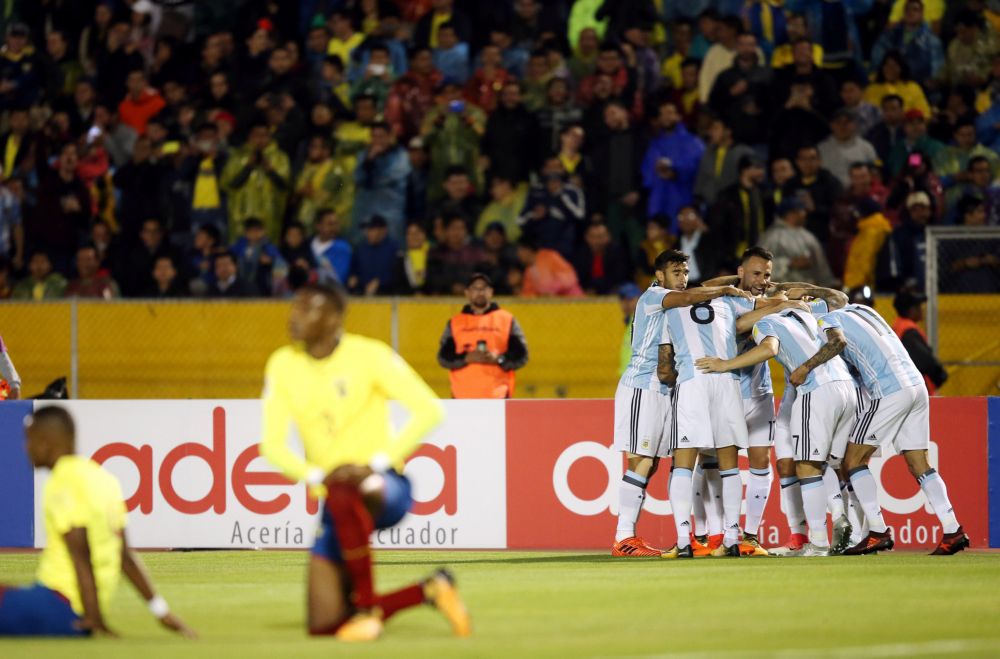 'Voormalig Argentijnse voetbalbobo gooit zichzelf voor trein na FIFA-onderzoek'
