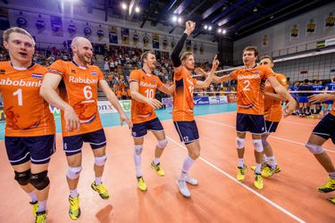 Volleyballers beginnen voorbereiding op WK met dikke nederlaag tegen Brazilië