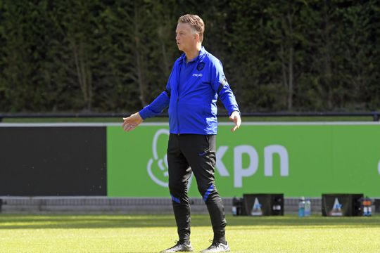 🎥 | Louis van Gaal ziet spelers naar Dutch GP kijken: 'Vinden jullie die autootjes echt leuk?'