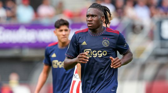 📸 | Rangers-fans maken tussenstop bij Ajax om Bassey-shirtje te halen