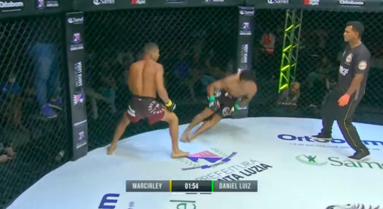 🎥 | Zien! MMA-vechter beukt opponent met perfecte linkerhoek in slaap