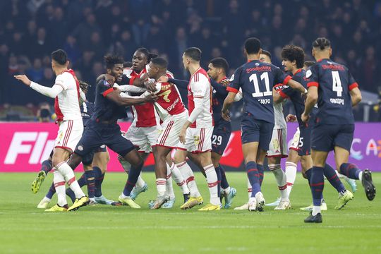 Opstootje! Ook na het laatste fluitsignaal was nog duwen en trekken bij Ajax - PSV
