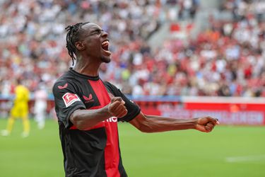 Scorende Jeremie Frimpong wint met Bayer Leverkusen van Xavi Simons' RB Leipzig