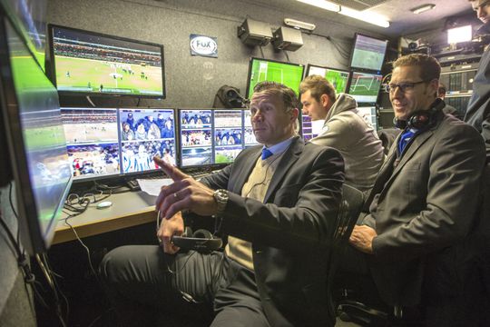 KNVB gaat scheidsrechter eigen videoscherm geven