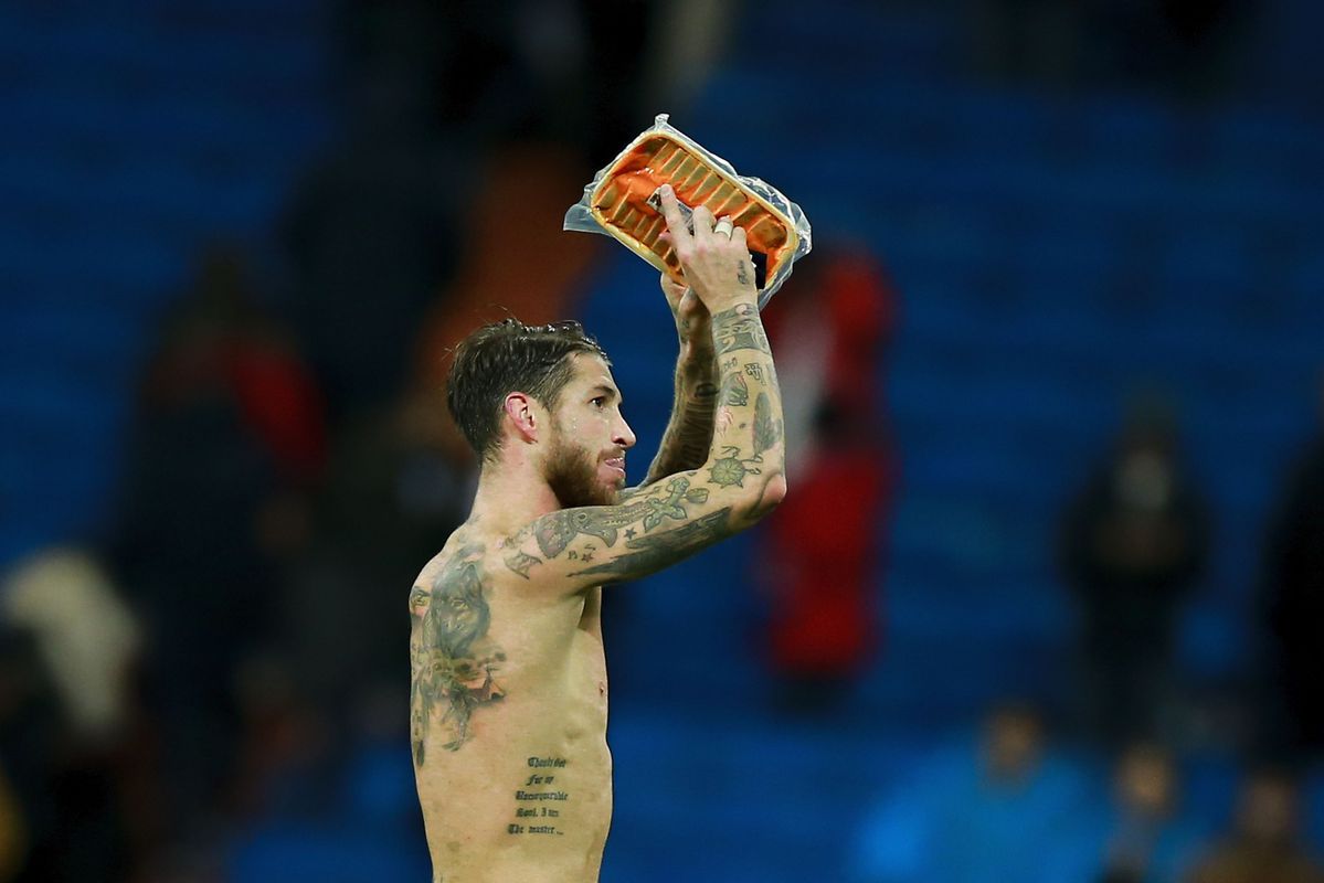 Ramos ruilt shirtje voor stuk ham met fan (video)