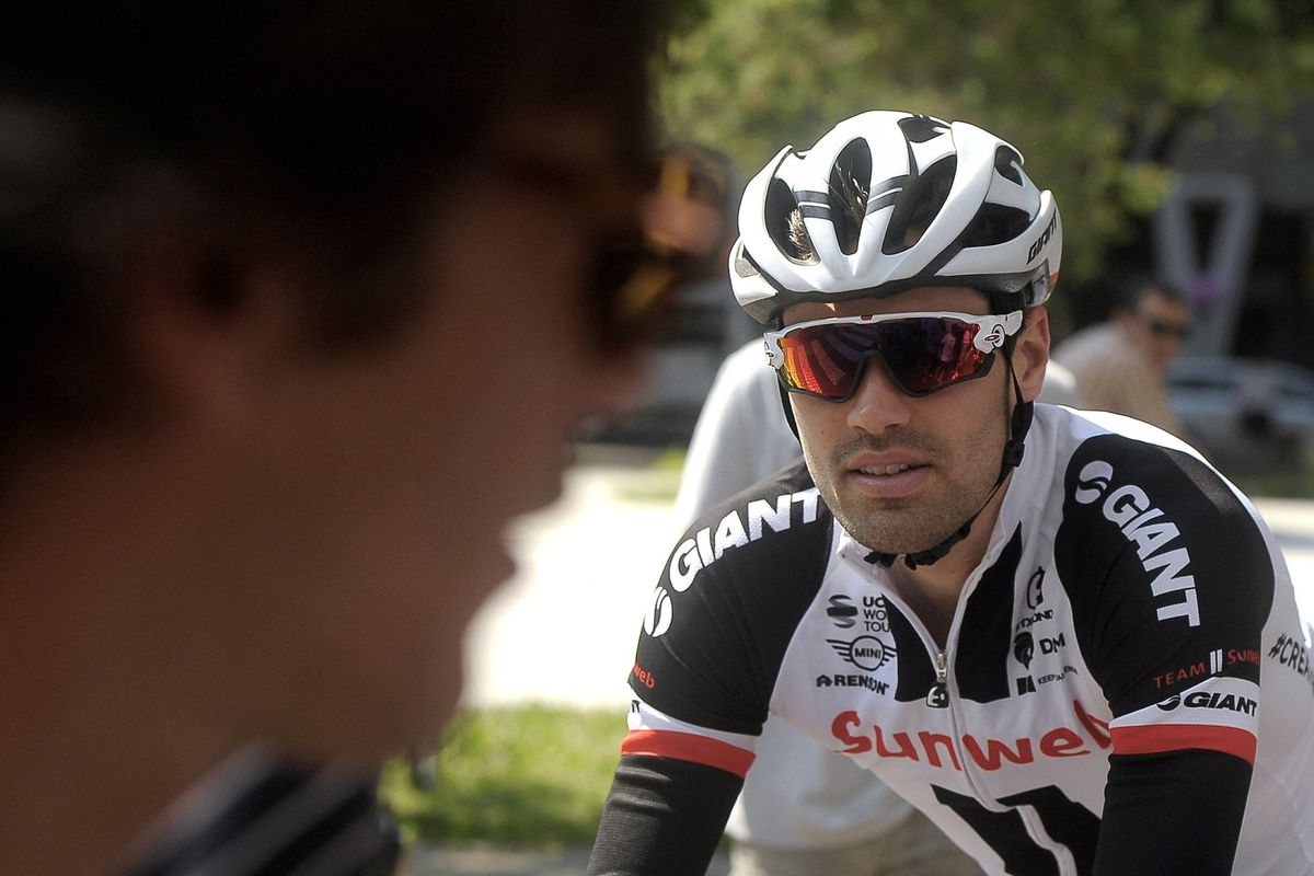 Giro-winst Dumoulin na thriller weer stap dichterbij