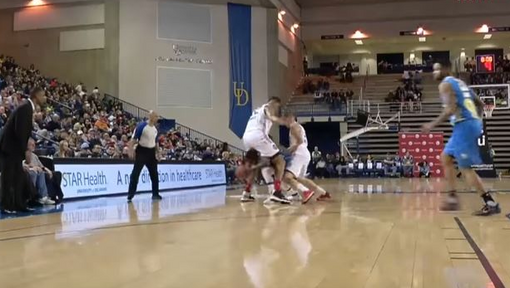 Kleine basketballer kleineert boomlange tegenstander met sicke panna (video)