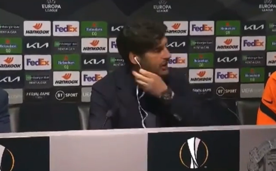 🎥 | Hond blaft keihard tijdens Europa League-perspraatje, journalist vliegt naar de mute-knop
