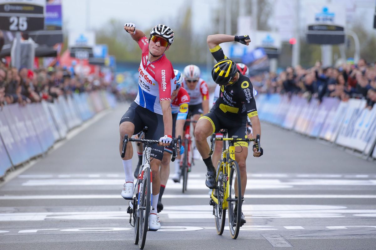 Mathieu van der Poel bewijst z'n klasse en sprint naar zege in Dwars door Vlaanderen