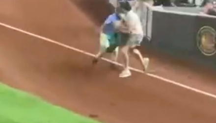 🎥 | Security geeft MLB-fan keiharde bodyslam nadat hij het Yankee-veld oprent