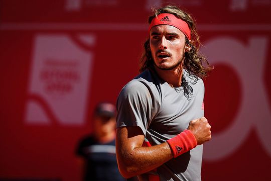 Tsitsipas wint voor het eerst een toernooi op gravel, na 2 eindzeges op hardcourt