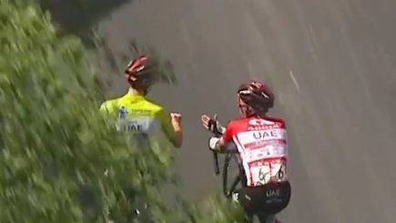 🎥 | Tadej Pogacar en Rafal Majka spelen steen, papier, schaar om de ritzege