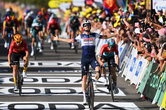 🎥 | Tour: Kasper Asgreen is strijdende Pascal Eenkhoorn nipt de baas in sprint