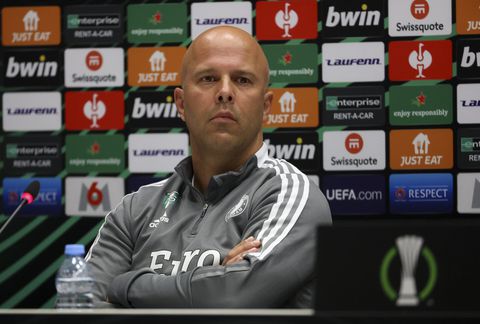 WTF?! Marseille-fans gooiden een baksteen tegen de Feyenoord-bus
