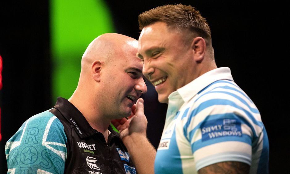 🎥 | Price en Cross beginnen de Premier League of Darts met gelijkspelletje
