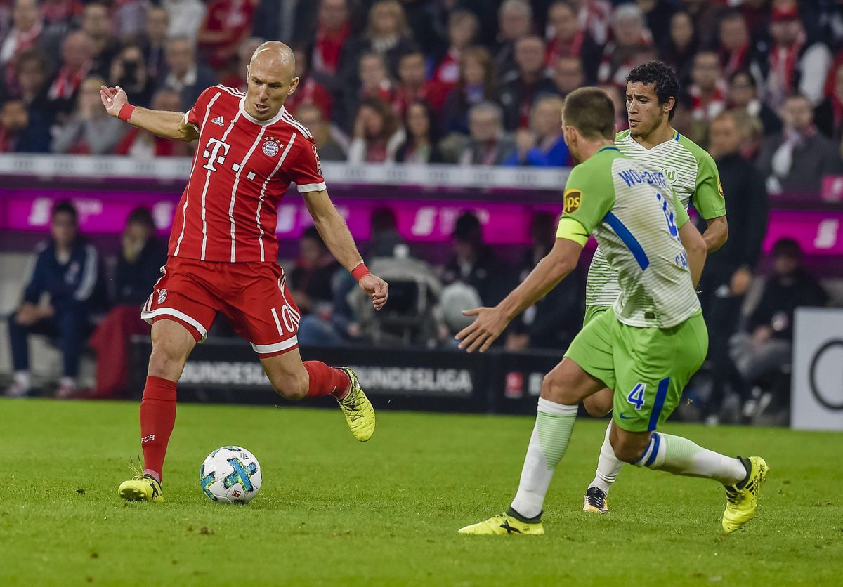 Bayern geeft zege uit handen na hilarische blunder doelman Ulreich (video)