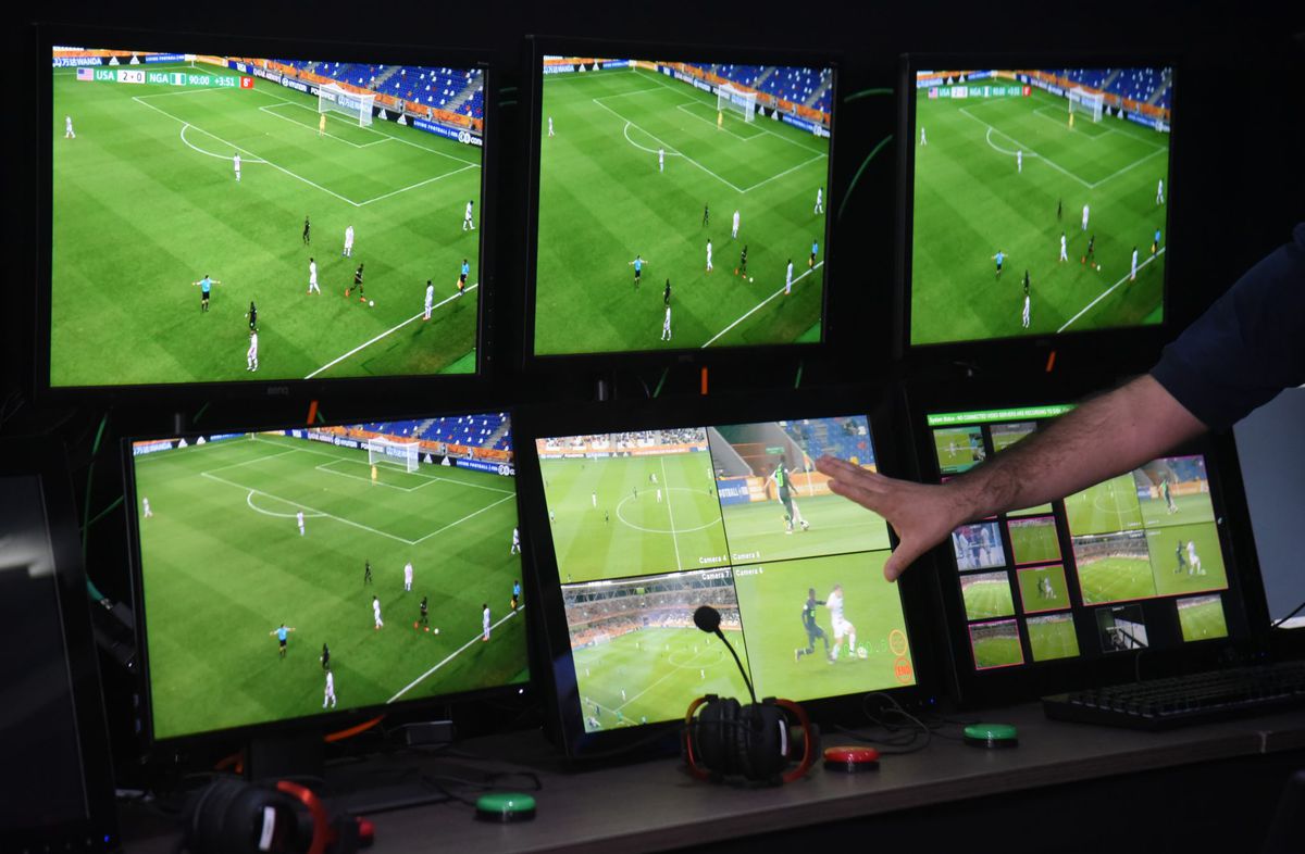 Amateurscheidsrechter gebruikt app van VoetbalTV als VAR: 'Kwam ons goed uit'