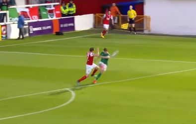 Hoppa! Ierse voetballer rost bal in doel vanuit eigen 16 (video)