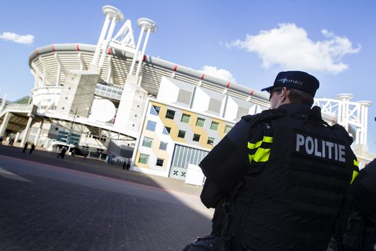 Politiecommissaris chillde op kosten van de zaak bij voetbalwedstrijden