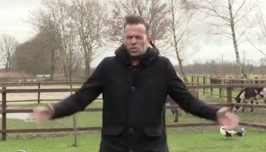 🎥 | Bas Nijhuis lijkt bijna weg te waaien door Ciara: 'De storm raast hier ook!'