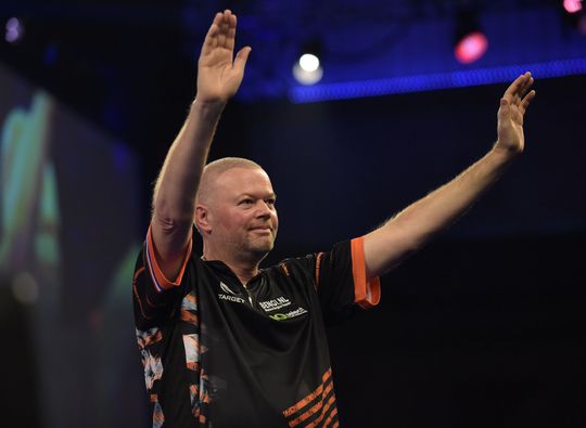 🎥 | Barney is BACK! 5-voudig wereldkampioen sloopt Filipijn in 1e ronde WK darts