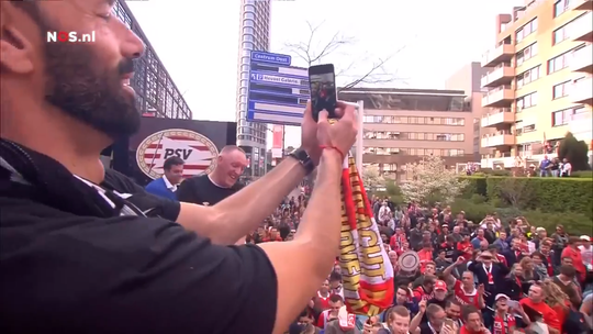 Van Nistelrooy pikt telefoons in voor selfies vanaf de platte kar (video)