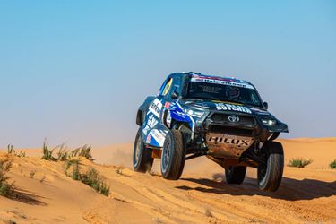Erik van Loon valt uit in ingekorte 7e etappe Dakar, dagzege Yazeed Al Rajhi bij auto's