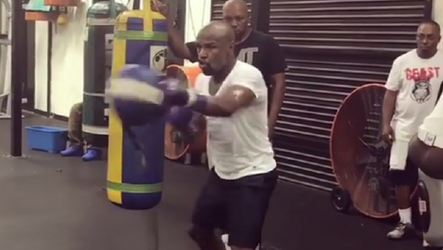 Mayweather stoomt zich klaar: 'Ben een oude legende die hard werkt' (video)