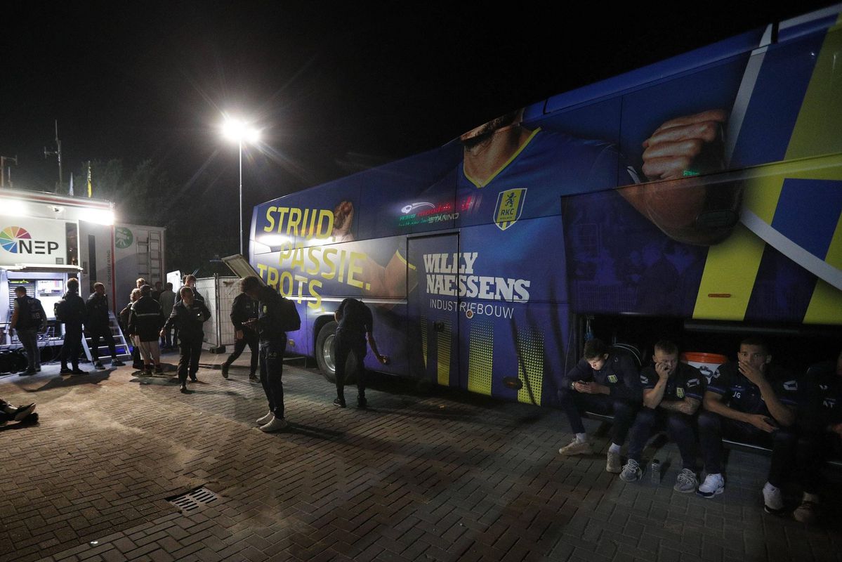 Spelers en staf van RKC konden na nederlaag in Venlo niet weg door kapotte bus