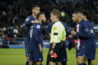 'Neymar verliet direct het stadion na 2e gele kaart voor gênante schwalbe'