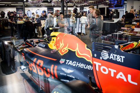 Wat gebeurt er met de auto van Max Verstappen?