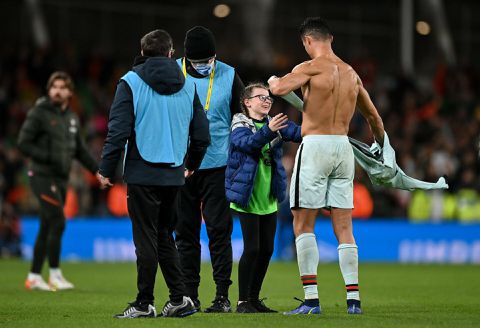🎥 | Cristiano Ronaldo weer bestormd door 'pitch invaders': superster geeft shirtje weg