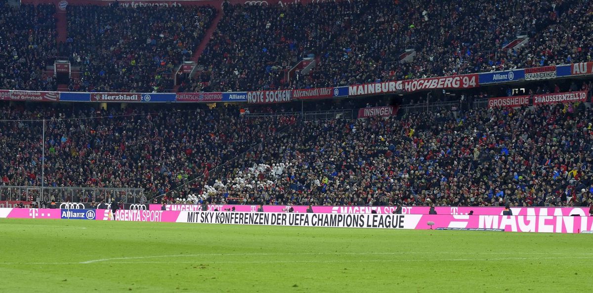 Dit is waarom fans in een witte poncho een 'T' vormen bij Bayern München