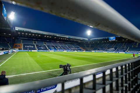 SC Heerenveen trekt zich kritiek aan en fikst voor volgend seizoen een nieuwe grasmat