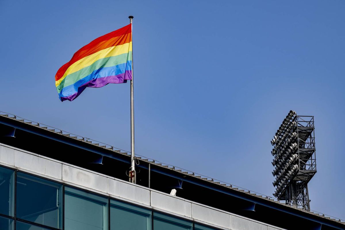 KNVB onderneemt actie: wedstrijd staken na spreekkoren met homo als scheldwoord