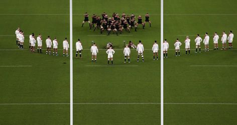 🎥 | Briljante reactie Engelse rugbyers op haka overrompelt All Blacks op WK