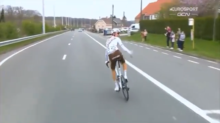 🎥 | Wielrenner gooit bidon en beseft meteen dat-ie uit de koers wordt gezet