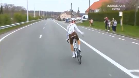 🎥 | Wielrenner gooit bidon en beseft meteen dat-ie uit de koers wordt gezet