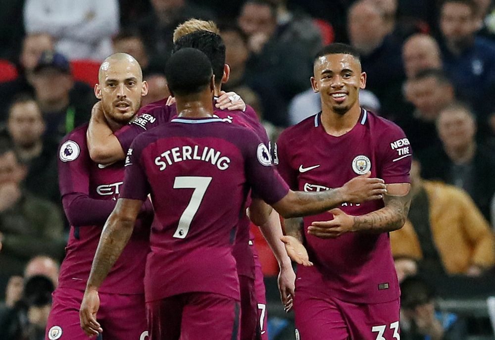 Manchester City na zege bij Spurs bijna kampioen van Engeland (video's)