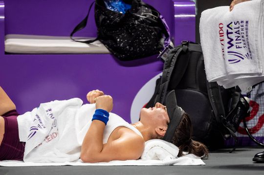 Wéér valt er een tennisster geblesseerd uit midden in de WTA Finals: 'Knak in m'n knie'