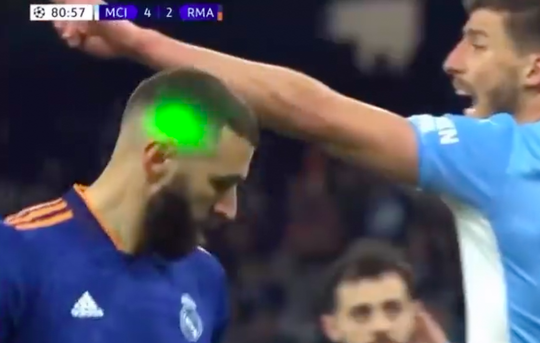 🎥 | Terugkijken: fan met laserpen probeert Karim Benzema af te leiden bij Panenka-penalty