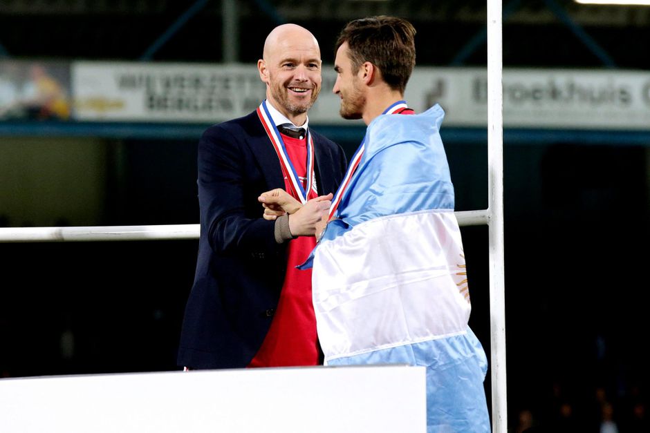 Ten Hag 'super trots' op behalen titel: 'Het is mooi om met de dubbel af te sluiten'
