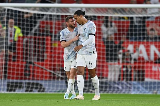 😂 | Twitter gaat los op Virgil van Dijk na Sancho's tegentreffer: 'Hij lijkt wel een schaatser!'