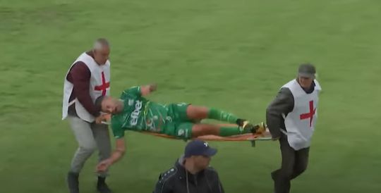 🎥 | Next-level tijdrekken: Bulgaarse voetballer laat zich van brancard vallen