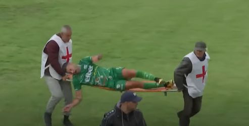 🎥 | Next-level tijdrekken: Bulgaarse voetballer laat zich van brancard vallen